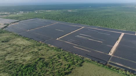 paneles solares - sistema de energía fotovoltaica conectado a la red en una granja solar en cumayasa, la romana, república dominicana