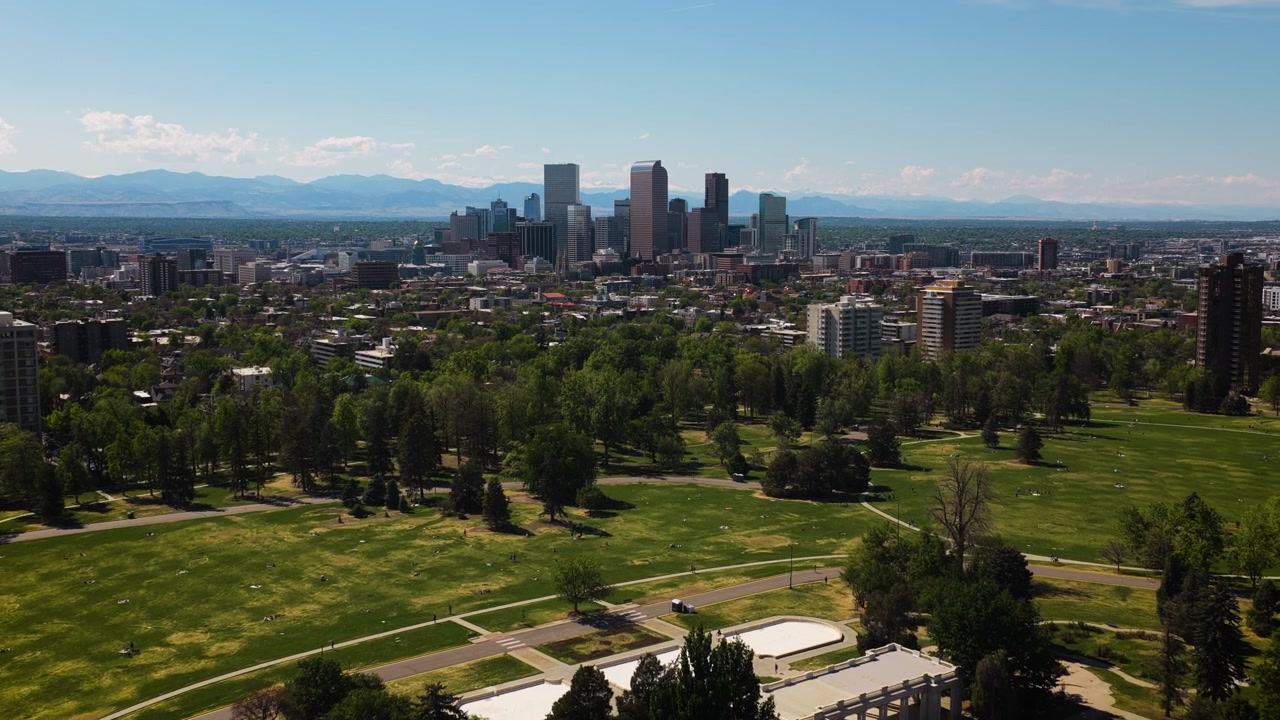Skyline della città di Denver, Colorado e Cheesman Park, ripresi da un drone che si allontana.