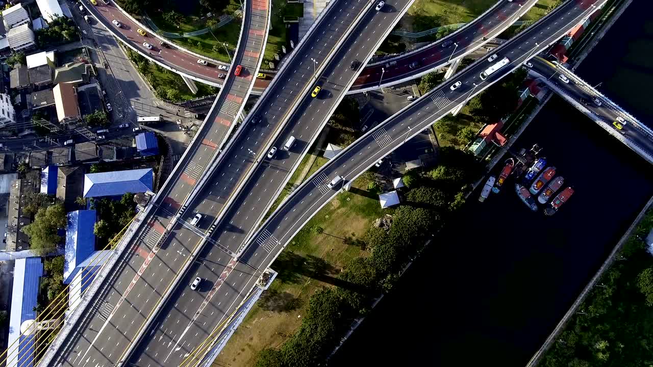 vista aérea de la concurrida autopista de bangkok tomada por la tarde