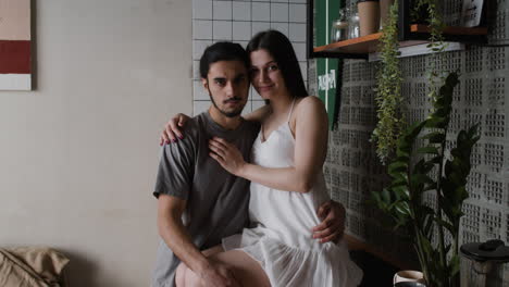 Pareja-Enamorada-En-Casa