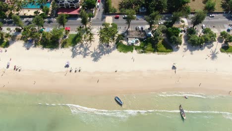 vista aérea sobre la playa clara y el mar turquesa en la playa de patong phuket, tailandia.