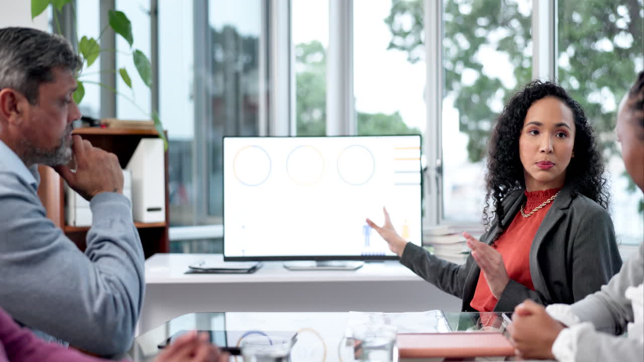 presentación, computadora y gente de negocios