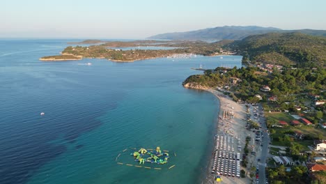 Playa-De-Trani-Ammouda-Y-Parque-Acuático-En-Halkidiki,-Grecia---Antena-4k