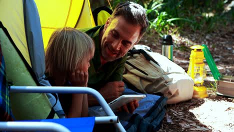 Vater-Und-Sohn-Nutzen-Digitales-Tablet-Vor-Dem-Zelt