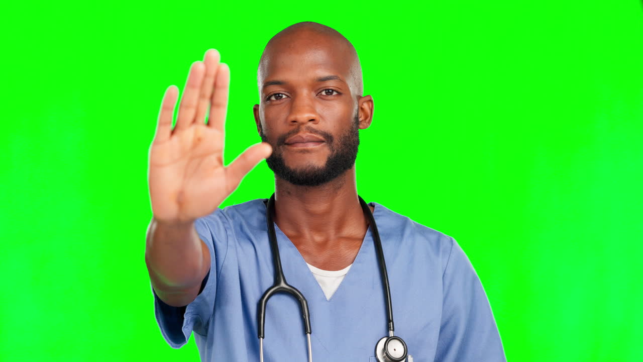 Stop, serio e volto di infermiera su schermo verde