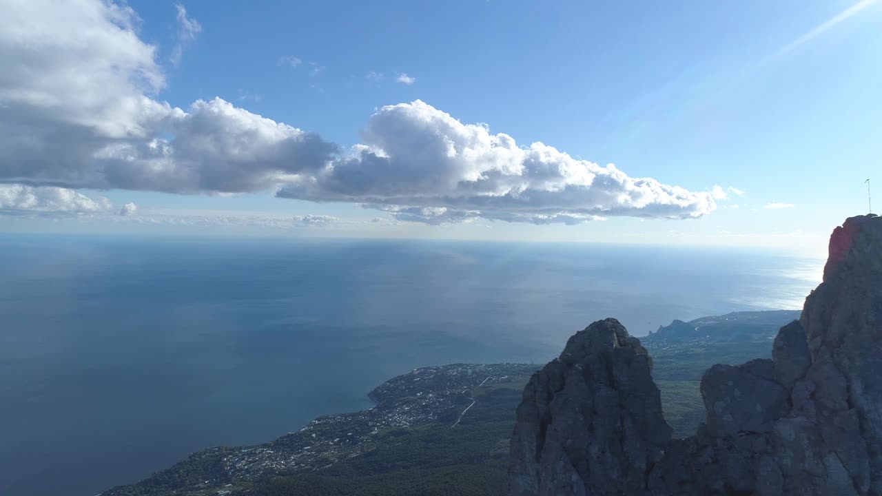구름 과 바다 와 함께 산악 해안 경로