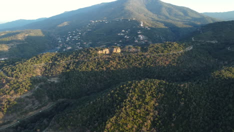 vista aérea del paisaje montañoso con la aldea
