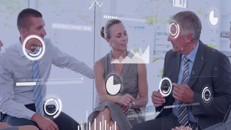 animación del procesamiento de datos financieros sobre diversas personas de negocios en la oficina