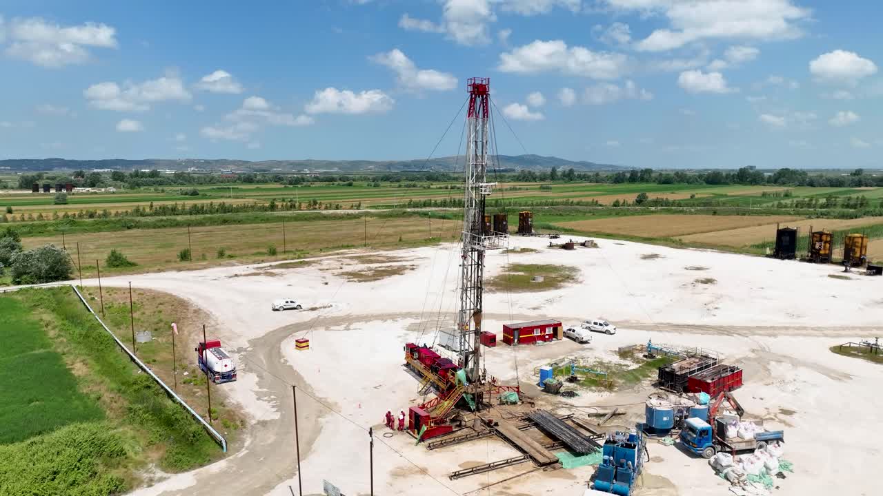toma panorámica de la perforación de petróleo en el sitio industrial de excavación para el diesel