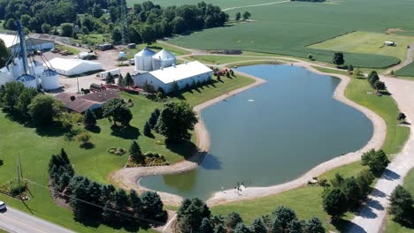 Schnelle-Aufnahme-Eines-Landwirtschaftlichen-Betriebes-Mit-Blick-Auf-Einen-Teich