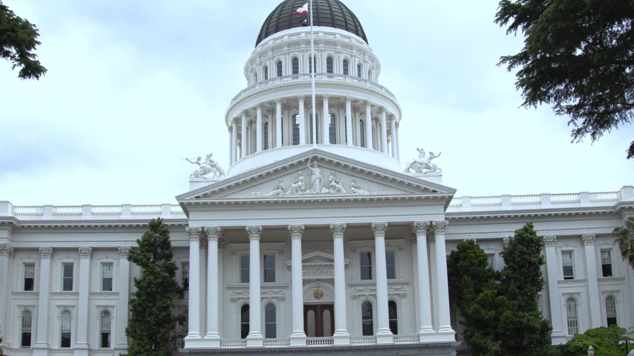 A high-quality hyper-lapse clip of the California State Capital building featuring a dynamic angle shift as the camera moves in close up. Viewers can see the detailed architecture of the building.