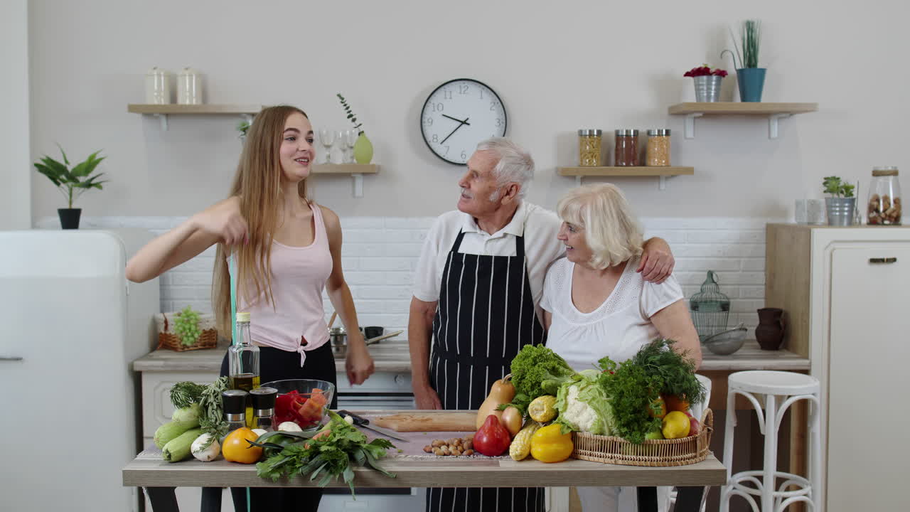 Neta recomendando alimentos vegetais crus para os avós. Dieta e nutrição vegana