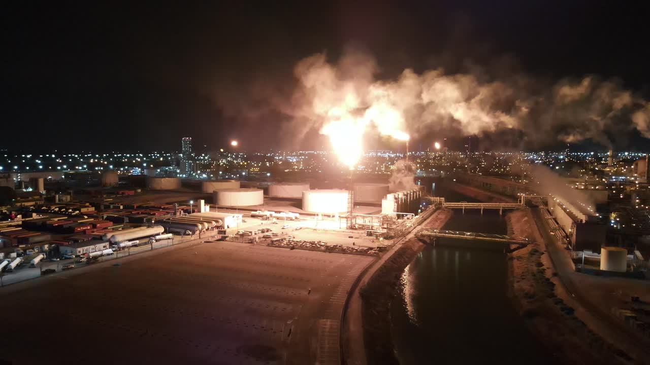 pozo de aceite que se desprende con grandes llamas