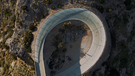 Modern-cars-at-Hairpin-Bend-at-Sa-Calobra,-Palma-de-Mallorca