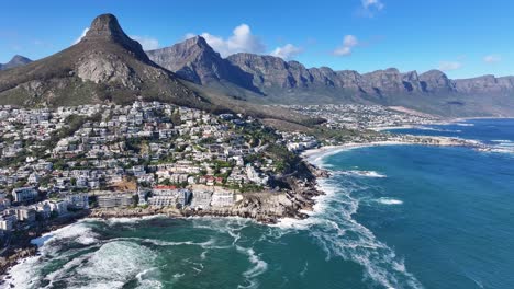 Camps-Bay-Beach-En-Ciudad-Del-Cabo,-En-Western-Cape,-Sudáfrica