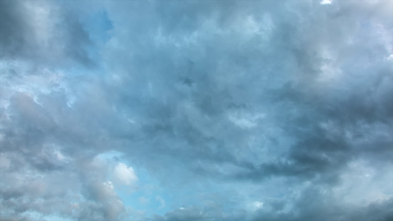 nubes de lluvia oscuras que se mueven en el cielo durante el día