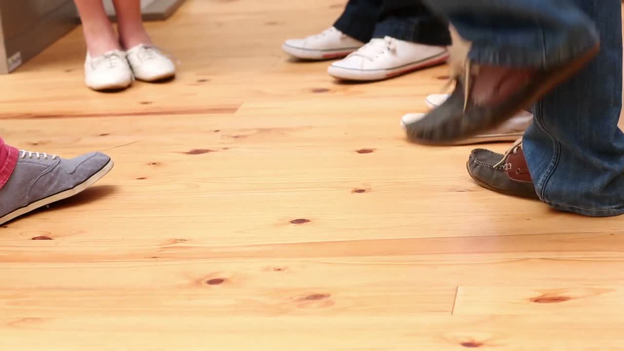 발이 원으로 서 있습니다.