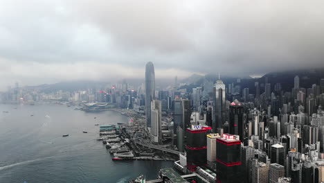 es un día nublado en hong kong.