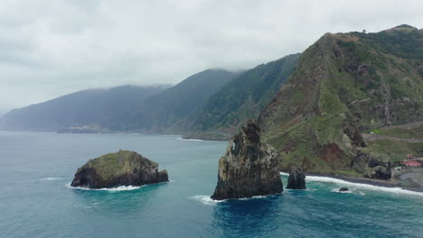 ribeira da janela porto moniz seixal madeira disparo de avión no tripulado volar alrededor de las rocas con las olas del océano en un día nublado