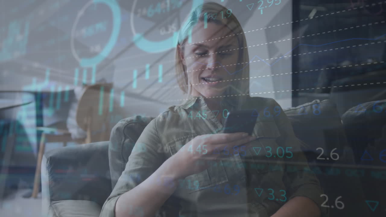 animación de gráficos y tablero de negociación sobre mujer caucásica hablando mientras se desplaza en el teléfono celular