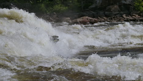 kayak de agua blanca en cámara lenta en un río