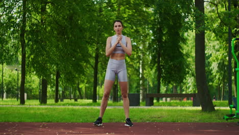 La-Atleta-Femenina-Realiza-Estocadas-Laterales-Y-Ejercita-Sus-Piernas-En-El-Parque-En-Cámara-Lenta.-Hermosa-Mujer-Practicando-Deportes-En-El-Parque.