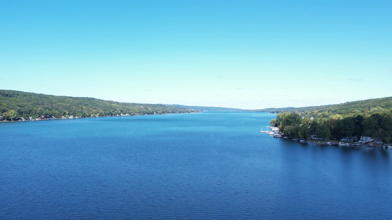 핑거 레이크 (finger lakes) 의 케우카 호수 (keuka lake) 의 드론에서 볼 수 있는 항공 사진