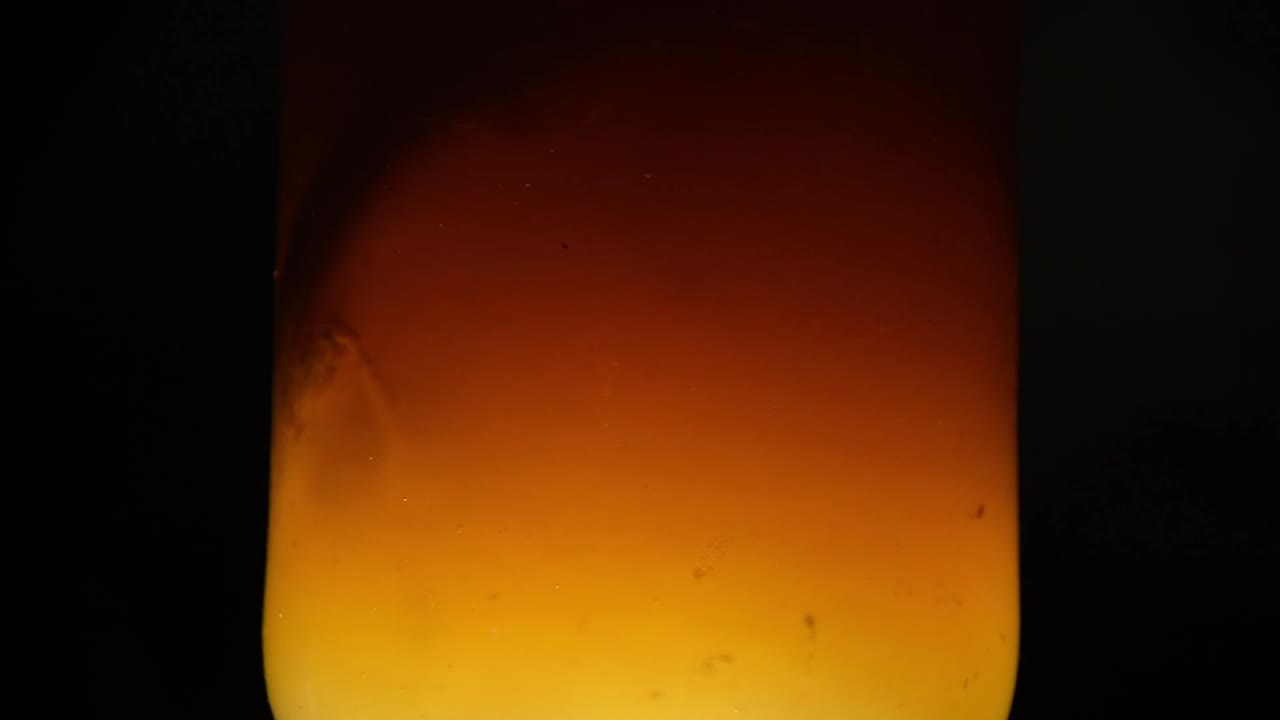 항아리 안에서 빠르게 소용돌이치는 콤부차 스코비