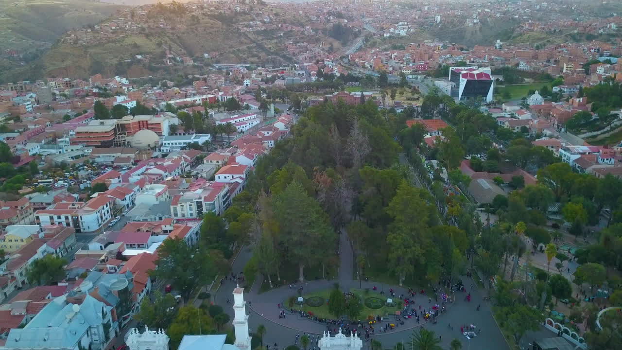 Vista aérea de drone sobre a cidade de Sucre, na Cordilheira dos Andes, Bolívia