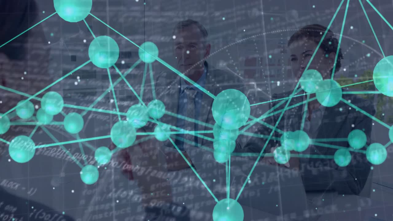 Colleghi d'affari che indicano e toccano mentre un grafico a rete emerge, rivelando dati per l'analisi.