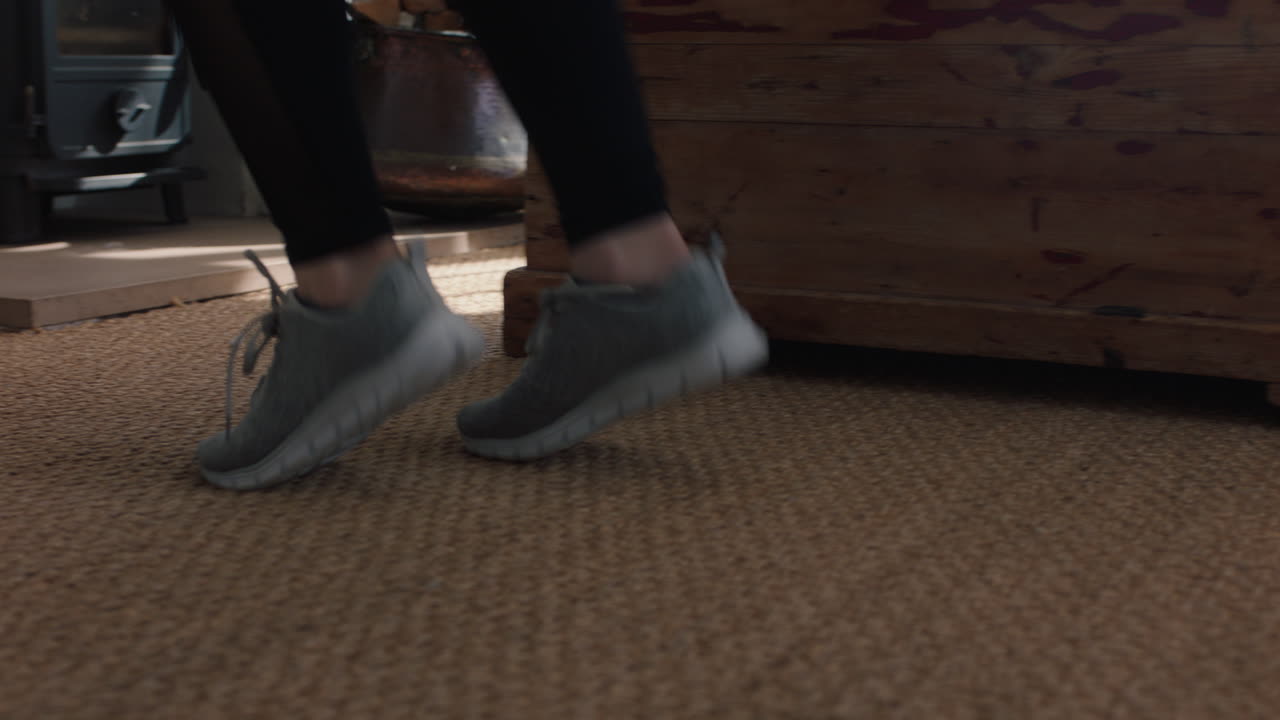 집에서 춤을 추는 젊은 여성 행복한 재미를 즐기고 재미있는 달  ⁇ 기 춤 움직임으로 축하하고 주말에 자유를 즐기고 4k 영상