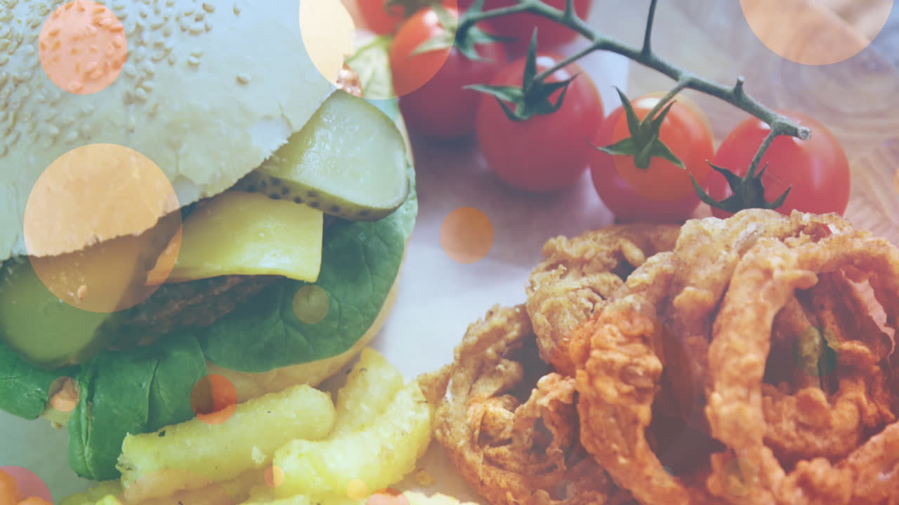 animación de puntos sobre hamburguesas, tomates y papas fritas