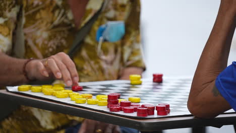 jugando al juego de damas en singapur cloesup