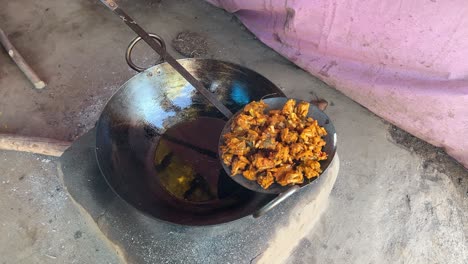 pakora frito en aceite caliente en el dhaba local al estilo bihari en una estufa tradicional de tierra