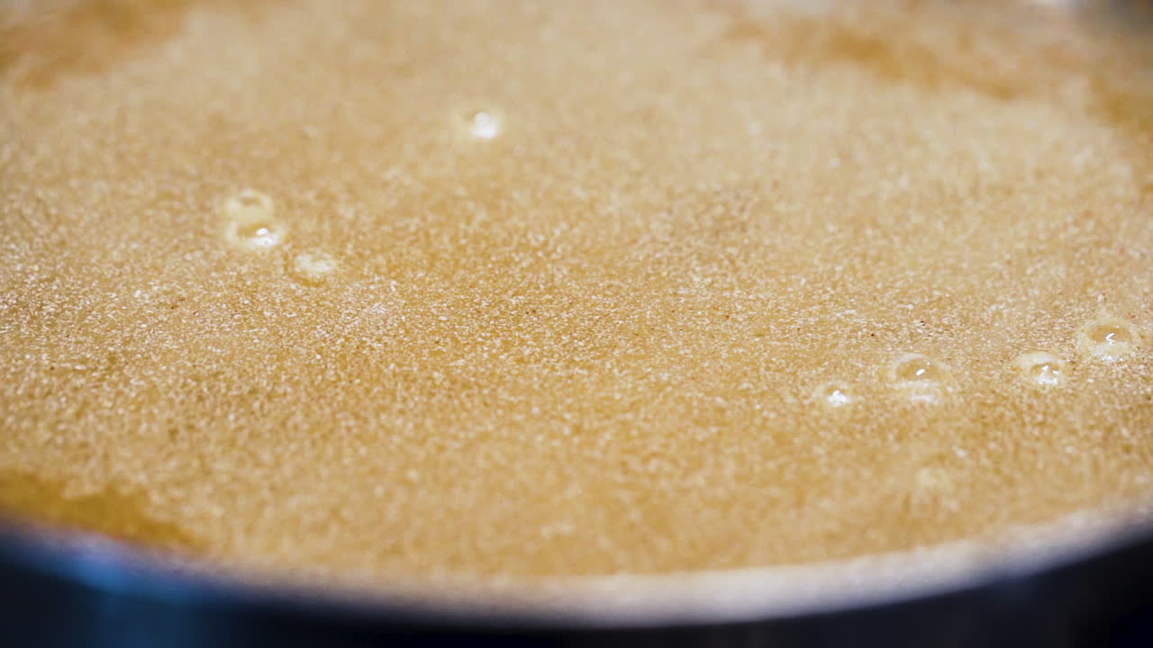 chef añadiendo un montón de especias a una olla de sopa en cámara lenta