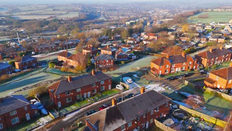 Die-Winteransicht-Aus-Der-Drohnenperspektive-Erfasst-Die-Typische-Britische-Städtische-Wohnsiedlung-Des-Dewsbury-Moore-Council-Estate-Mit-Reihenhäusern-Aus-Rotem-Backstein-Und-Dem-Industriellen-Yorkshire