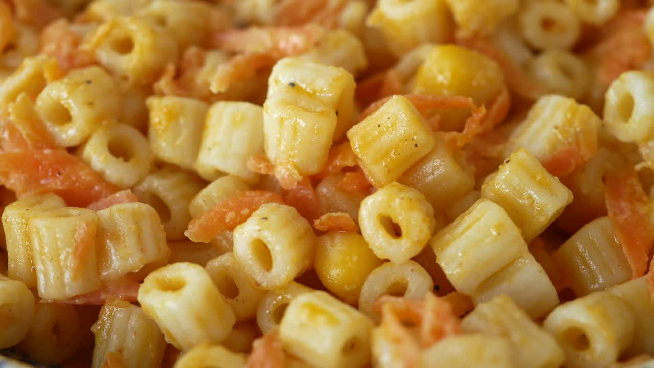 ensalada de pasta con zanahorias y garbanzos