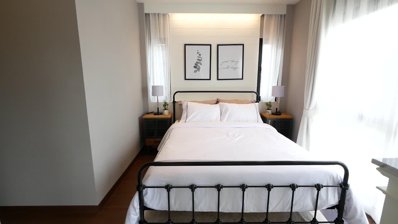 Arredo camera da letto in stile minimale bianco e nero con illuminazione naturale