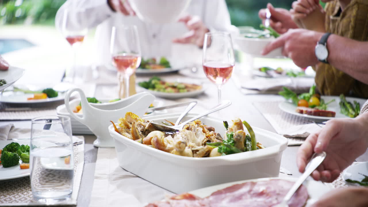 음식을 계속 가져오세요.