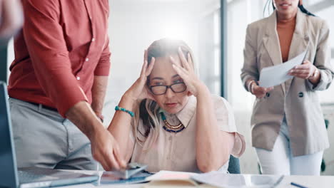 estrés, exceso de trabajo y dolor de cabeza con los negocios