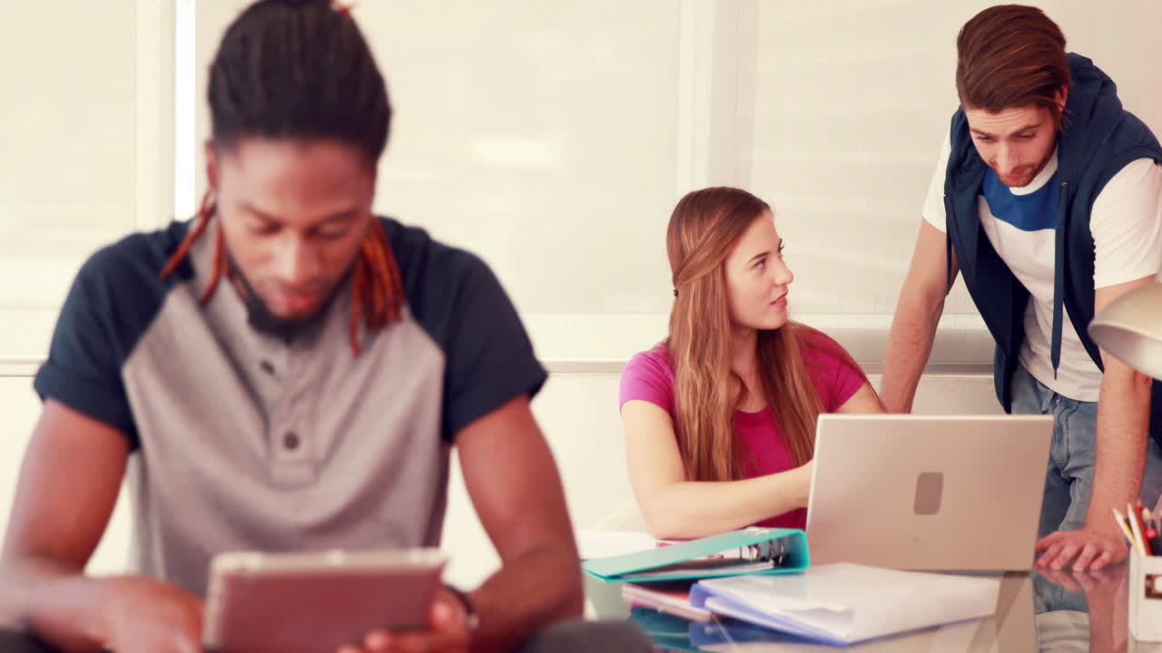 equipo creativo que trabaja con tableta digital y portátil