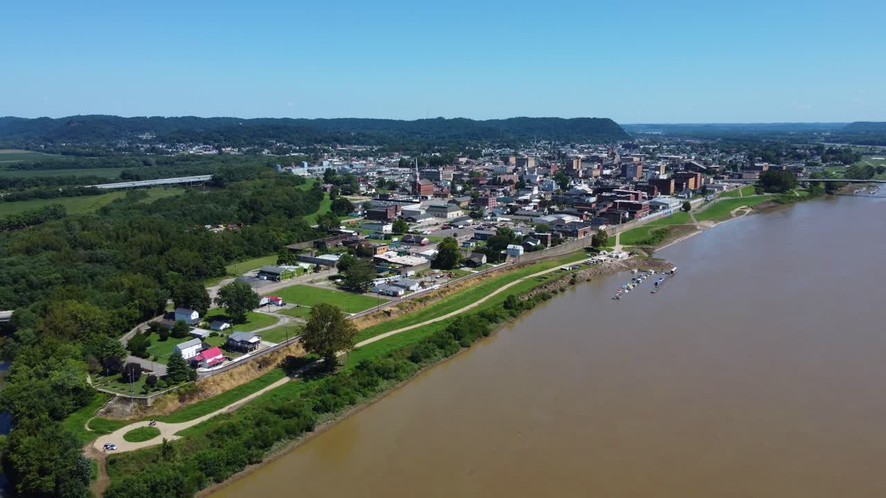extremo oeste de portsmouth, ohio en la confluencia del río ohio y el río scioto, drone aéreo