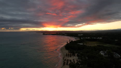 Goldener-Sonnenuntergang-Am-Sandstrand-Von-Puerto-Plata,-Dominikanische-Republik