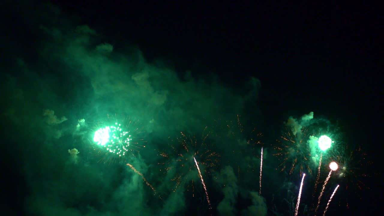 hermosa exhibición de trabajo de fuego colorido por la noche para la celebración en el festival