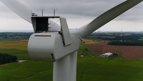 nacella del motor trasero de la turbina eólica con palas de hélice de un dron aéreo en órbita, toma de primer plano