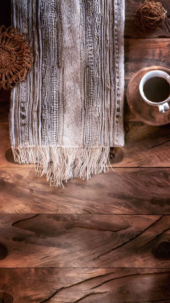 Tavolo rustico in legno con tazza di caffè e tessuto texturizzato