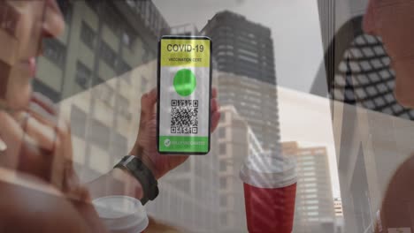 animación de una mujer con un teléfono inteligente con pasaporte de vacunación contra la covid-19 sobre el paisaje urbano