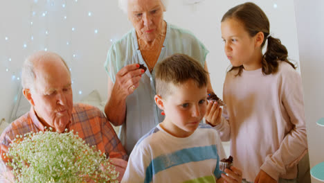 familia de varias generaciones comiendo cupcakes 4k
