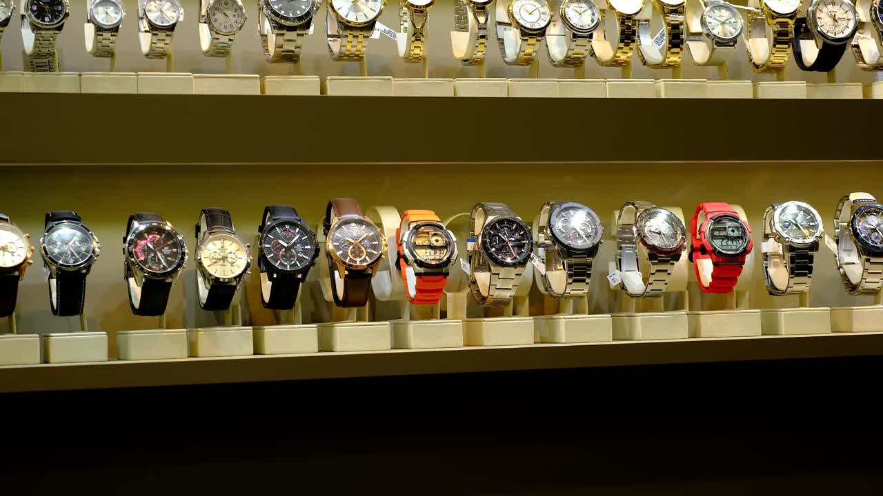 pendientes de oro joyas joyería tienda de joyería exhibición de lujo moda glamour elegancia sofisticación belleza adorno ornamentación decoración accesorio regalo