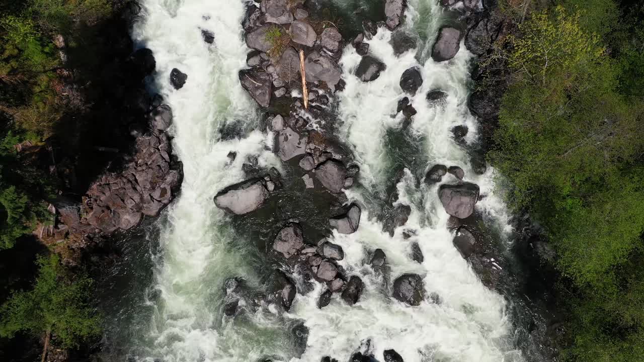 vista aérea de la avenida de rocas gigantes sección de agua en el río rogue superior en el sur de oregon